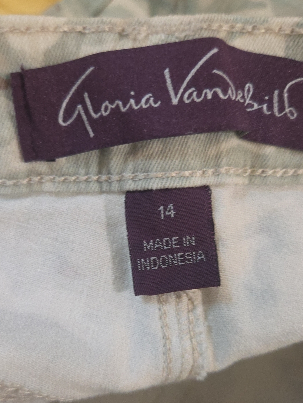 Gloria Vanderbilt Amanda Embroidered Camo Jeans - Size 14 - Picture 7 of 7